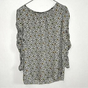 MAX STUDIO White Floral Top with Ruched Sleeves | size small.